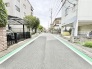 落ち着いた住宅街の気配を感じる、日々の暮らしに寄り添う穏やかな街並みが広がっています。