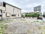 閑静な住宅街の一角にあり、周囲の落ち着いた街並みと自然に調和する穏やかな佇まいが魅力の敷地です。