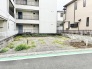 周辺環境と調和する静かな立地に、自分らしい理想の住まいを描くことができる広々とした空間です。