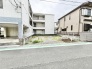 閑静な住宅街の一角にあり、周囲と調和しながら穏やかな暮らしを叶える広がりを感じさせる場所です。