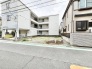 周囲の落ち着いた環境に溶け込み、日々の暮らしに静かな広がりを感じさせるゆとりある敷地です。