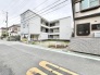 閑静な住宅街に佇む、日々の暮らしに溶け込む落ち着いた雰囲気の建物外観です。