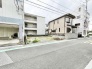 周囲の街並みに溶け込む、静かで落ち着いた佇まいの敷地は、理想の暮らしを描くための新たな起点となります。