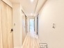 木目の美しい建具が整然と並び、奥へと続く穏やかな奥行きを感じさせる空間。