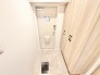 温かみのある木目調の建具と落ち着いた色合いが調和する上品な空間