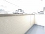 空の広がりを感じながら、日々の暮らしにちょっとした安らぎを添える、心地よい余白のある屋外空間です。