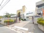 周辺環境の落ち着きを感じさせる、地域に根付いた静かな佇まいが印象的な外観です。 250m