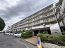 街並みに馴染む落ち着いた佇まいと、日常に寄り添う穏やかな住環境が広がる場所です。
