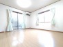 余白を活かしたシンプルな佇まいが心地よく、日々の暮らしに穏やかな安らぎをもたらす開放感のある空間です。