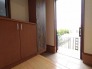 落ち着いた木目の質感が心地よく、外とのつながりを感じさせる開放的な空間です。