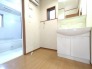 清潔感のある色調でまとめられ、日々の暮らしに調和する落ち着いた空間が広がっています。