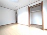 余計な装飾を削ぎ落としたシンプルな空間は、住まう人の個性を引き立てる穏やかな佇まいを見せています。