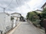 周囲の植栽が穏やかな彩りを添える、落ち着いた住宅街の静かな一角です。