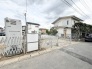 閑静な住宅街の中に位置し、これからの暮らしの構想を自由に描ける広がりを感じる敷地です。