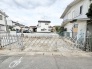 閑静な住宅街の一角に位置し、新たな暮らしの基盤となる可能性を秘めた静かな空間です。