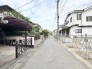 落ち着いた住宅地の中に位置し、日常に静けさと安心感をもたらす穏やかな街並みが広がっています。