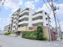 周辺の植栽と調和しながら、街並みに落ち着いた佇まいを見せる外観デザインです。