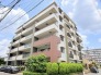 街並みに静かに調和する、清潔感のある佇まいが日々の暮らしを穏やかに整えてくれます。