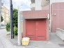街並みに馴染む落ち着いた佇まいで、住まいの安心を支える管理設備の様子です。