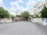 穏やかな時間が流れる落ち着いた住環境に寄り添う、日常の風景に馴染む健やかな教育施設です。 10m