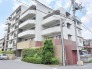 街並みに静かに溶け込む、端正な佇まいと植栽の豊かな緑が暮らしに落ち着きをもたらします。