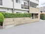手入れの行き届いた植栽と落ち着いた佇まいが、帰宅する人を穏やかに迎えてくれるエントランスです。