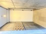 素材の質感と整然とした佇まいが、洗練されたエントランスの空気感を演出しています。