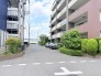 整備された街並みに程よいゆとりが感じられ、穏やかな日常の風景が広がっています。