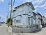 青空に映えるすっきりとした外観が、心地よい日常の風景を演出する住まいです。