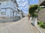 閑静な住宅街が広がり、日々の暮らしに穏やかな落ち着きを感じさせる心地よい街並みです。