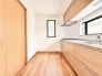 木目のやさしい色合いが室内に広がり、穏やかで落ち着いた時間が流れる住空間です。