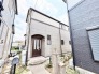 洗練された外観デザインが街並みに溶け込み、落ち着いた佇まいを見せる住まいです。
