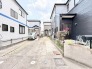 落ち着いた住宅街の風景に溶け込み、日常の心地よい静けさを感じさせるアプローチです。