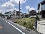 静かな住宅街に位置する、空が広く開放感を感じられるゆとりのある敷地です。