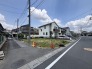 空が広く感じられる開放的な街並みで、穏やかな暮らしを育む穏やかな住環境が広がっています。