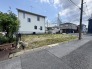 閑静な住宅街の一角にあり、周囲の落ち着いた雰囲気と調和するゆとりある敷地が広がります。