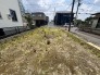 落ち着いた住宅街の角地に位置し、開放感とともにこれからの暮らしの可能性が広がる一画です。