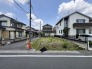 穏やかな住宅街に溶け込む、将来の暮らしの可能性を感じさせる落ち着いた佇まいです。