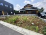 周辺の落ち着いた街並みと調和する、開放的な敷地の広がりを感じられる住環境です。