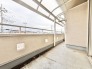 外の空気を感じながら、心地よい開放感に浸ることができるゆとりある空間が広がっています。