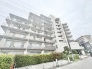 街並みに馴染む落ち着いた佇まいが、日々の暮らしに穏やかな安心感をもたらしてくれる住まいです。