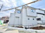 洗練されたモノトーンの外観が、街並みに落ち着きと調和をもたらす住まいです。
