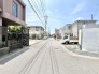 落ち着いた街並みが広がる、穏やかな時間が流れる住宅街の風景です。