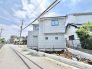すっきりとした外観が青空に映える、穏やかな街並みに溶け込む佇まいの住まいです。