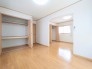 余計な装飾を削ぎ落としたシンプルな空間は、住まい手の感性に合わせて自由に彩りを楽しめる余白に満ちています。