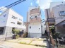 洗練された外観が周囲の街並みと穏やかに調和し、住まう人の個性を静かに物語る佇まいです。