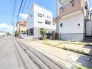 青い空のもと、整った街並みに穏やかな時間が流れる落ち着いた住環境です。