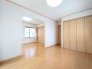柔らかな木目調の建具が空間に馴染み、心地よい広がりを感じさせる落ち着いた室内です。