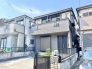洗練された色使いが街並みに馴染み、穏やかな日常を予感させる落ち着きのある佇まいです。