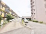 建物同士が適度な距離を保ち、日常の動線を穏やかに整えた住環境が広がります。